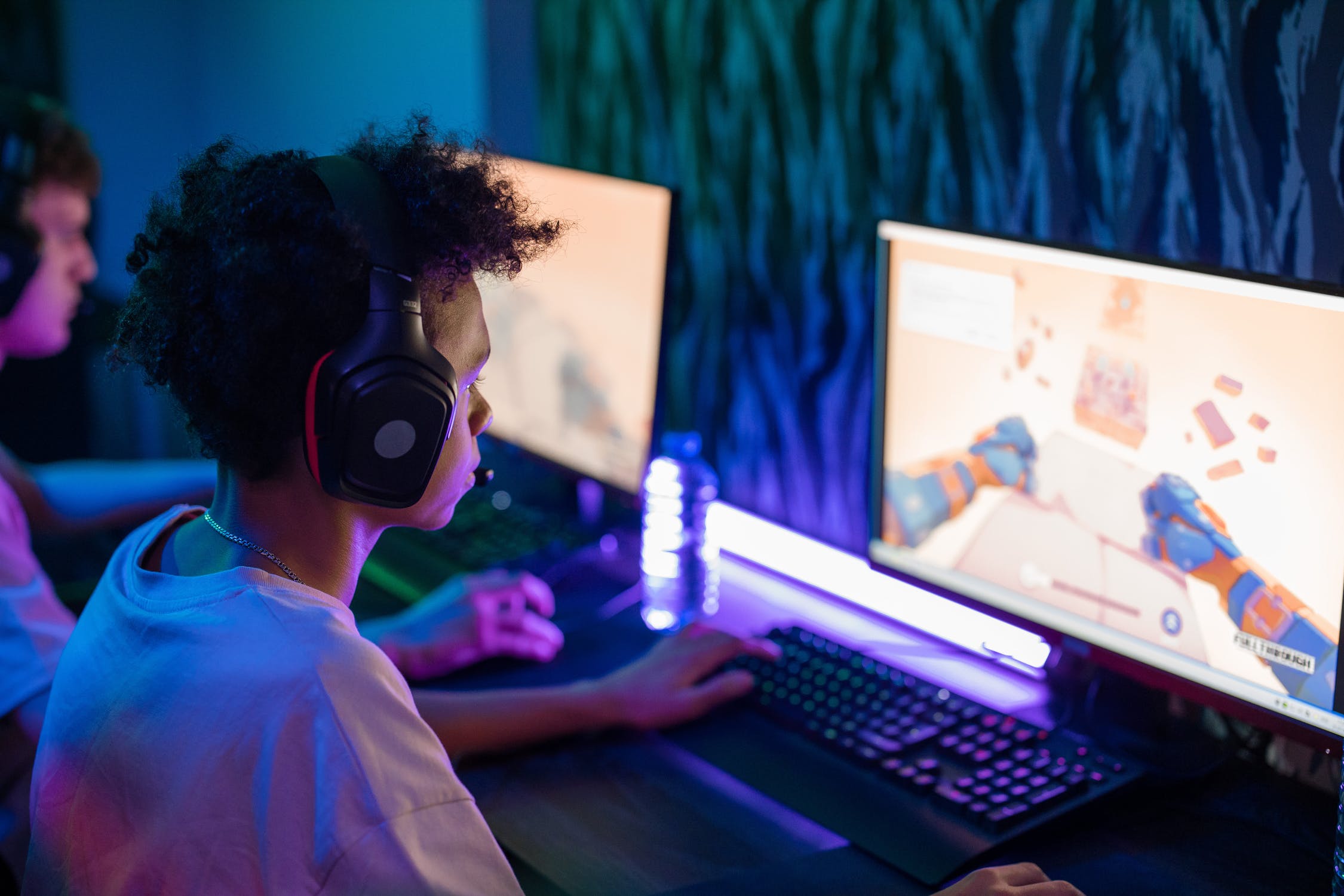 暴力电子游戏对青少年亲社会行为的影响: 共情的重要作用
